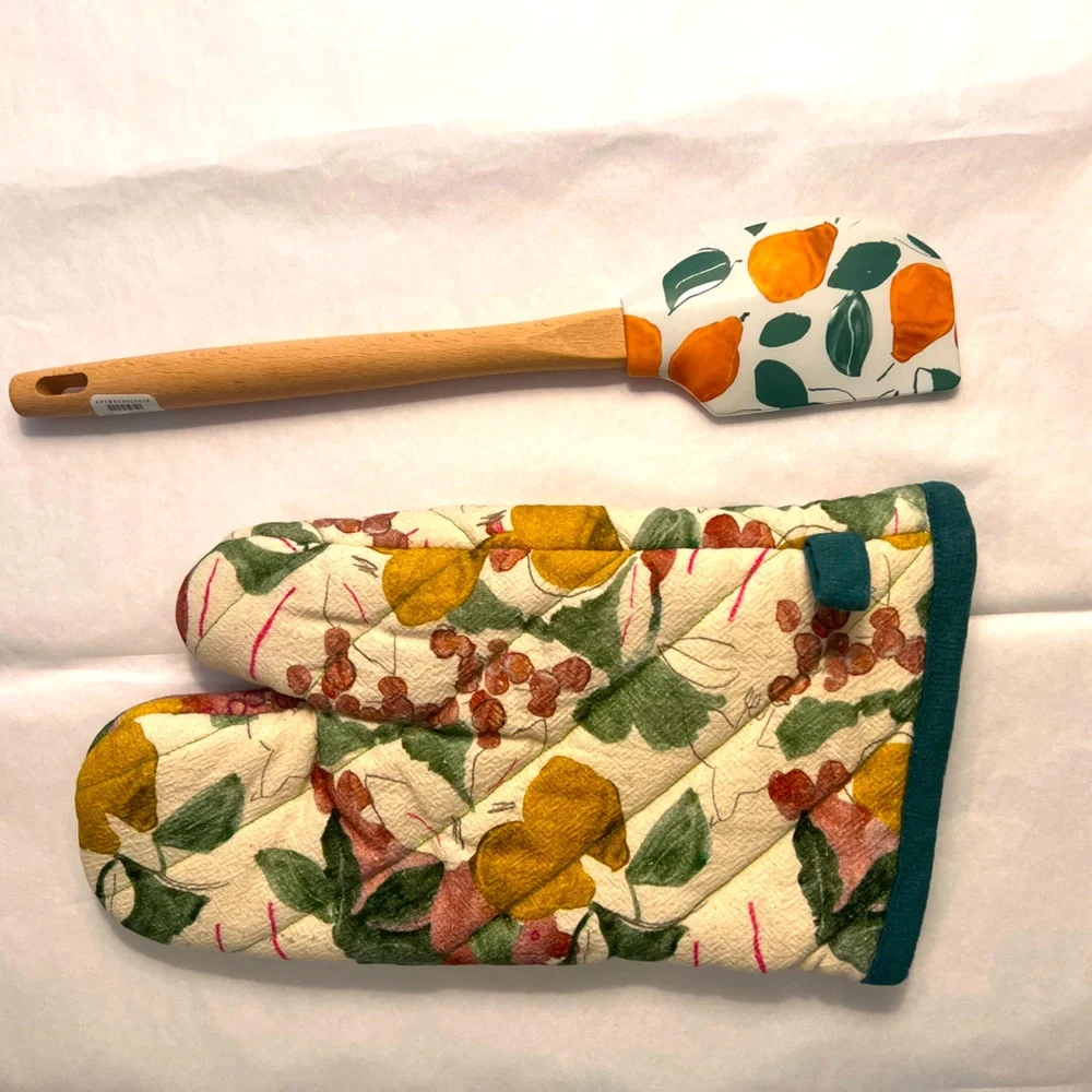 Anthropologie Holly and Pear Oven Mitt and Spatula Set.